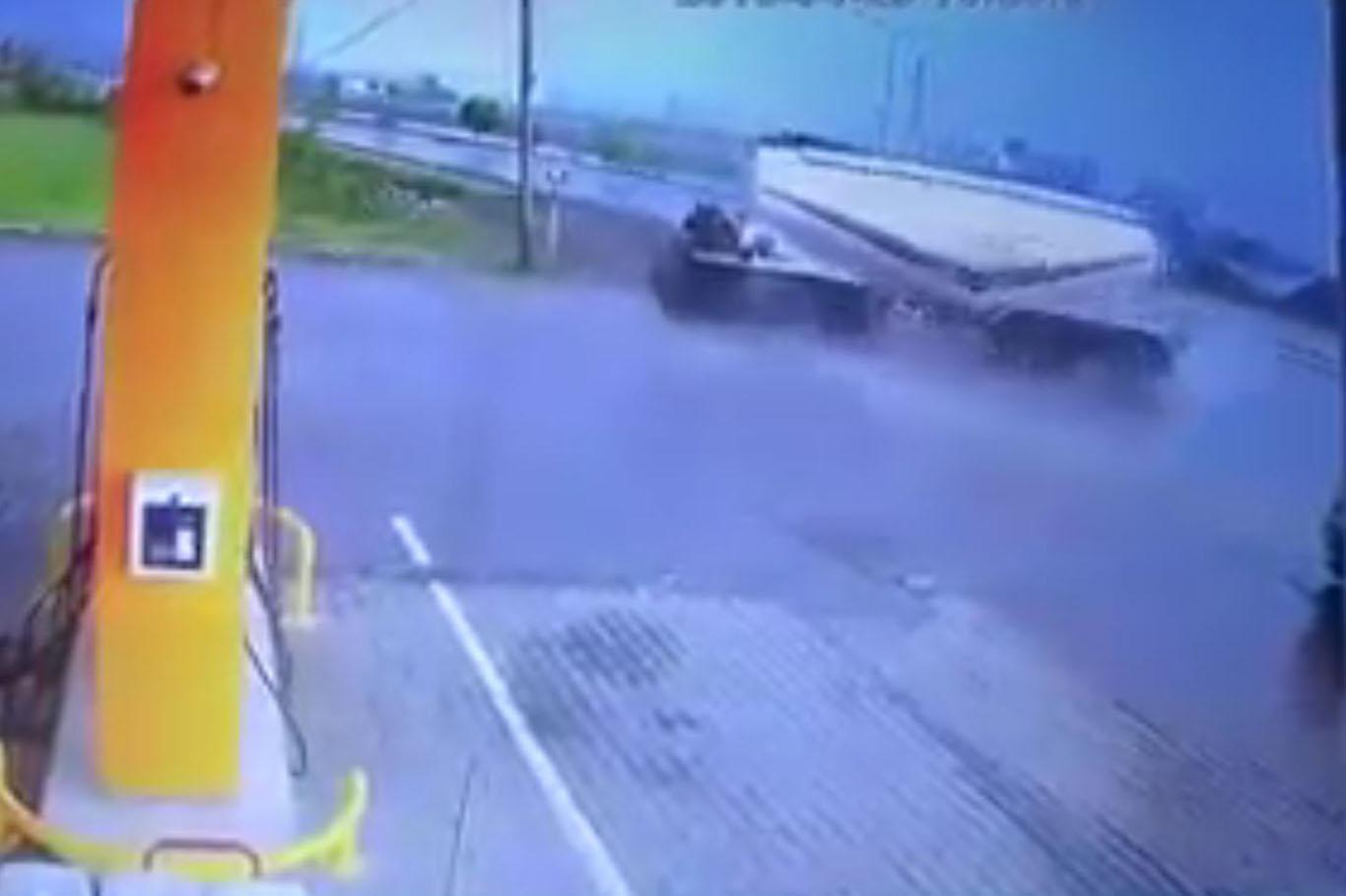 Silobas dorse takılı araç petrol istasyonuna daldı